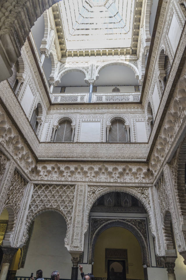 Sevilla 118 - Real Álcazar - Palacio del Rey Don Pedro - Patio de Las Muñecas.jpg